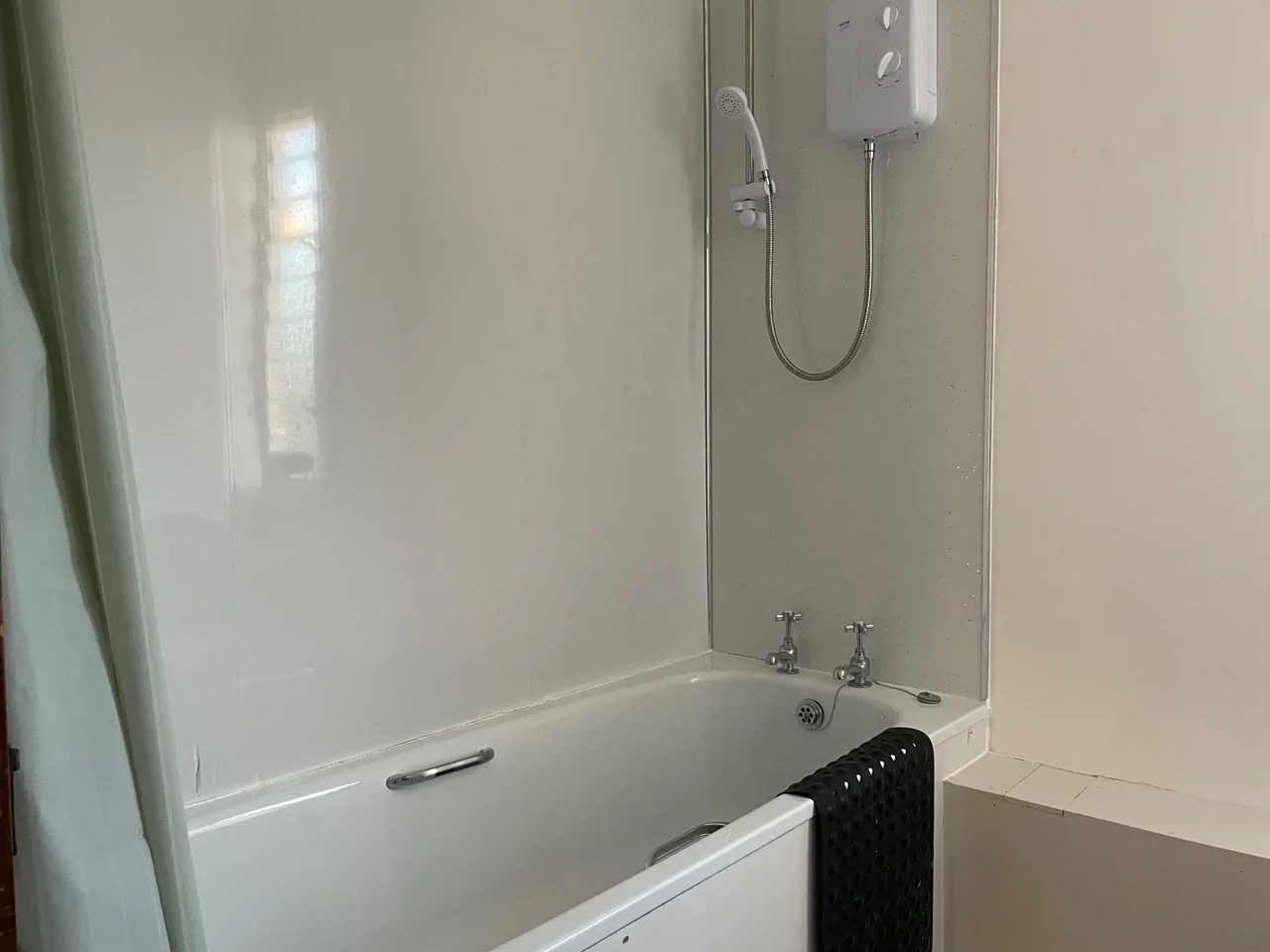 Flat Ashburton Road in Greater London