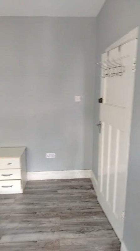 Room Dersingham Avenue in Greater London