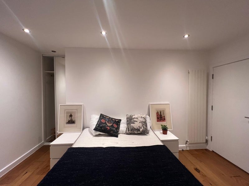Room Damien Street in Greater London