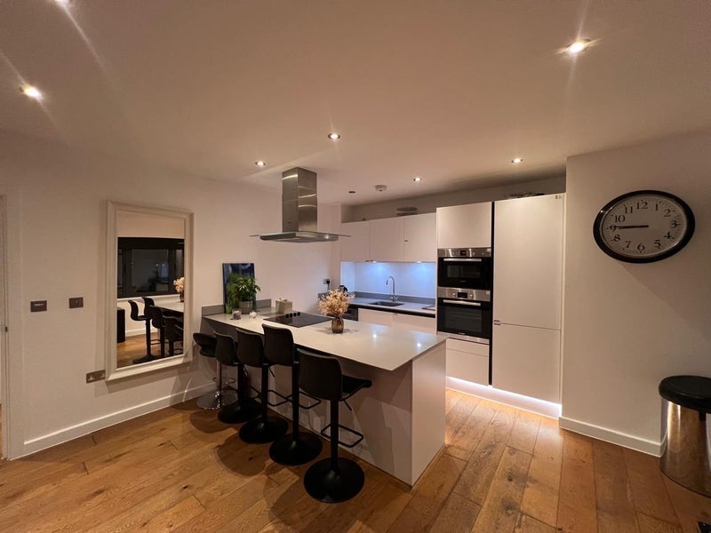Room Damien Street in Greater London