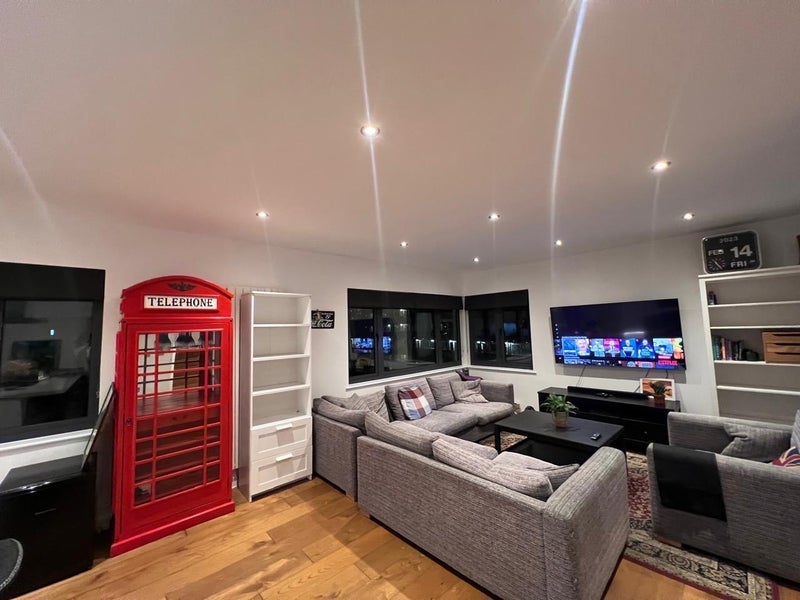 Room Damien Street in Greater London