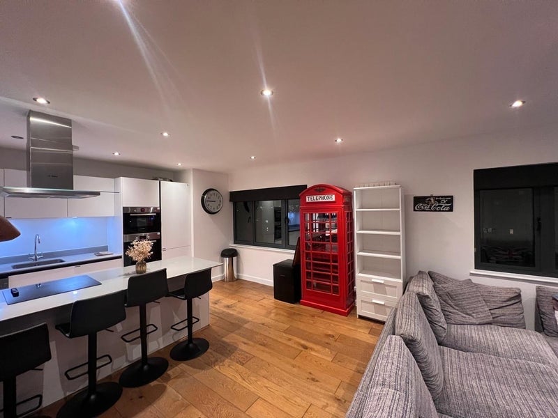 Room Damien Street in Greater London
