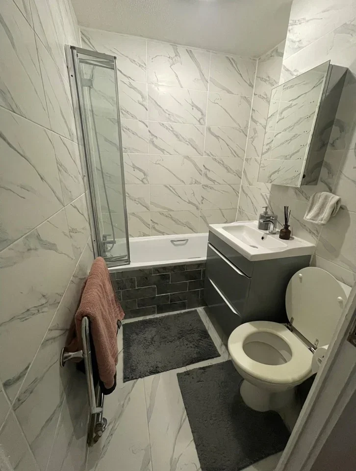 Flat Harriott Close in Greater London