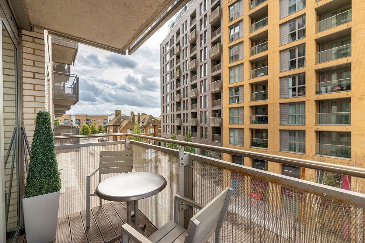 Flat Cornmill Lane in Greater London