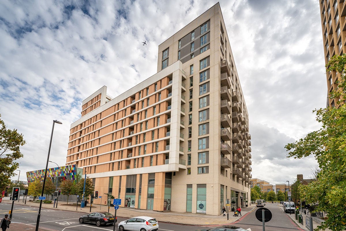 Flat Cornmill Lane in Greater London