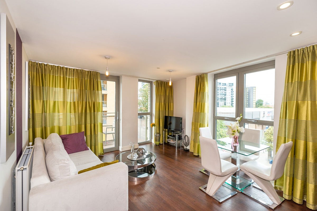 Flat Cornmill Lane in Greater London