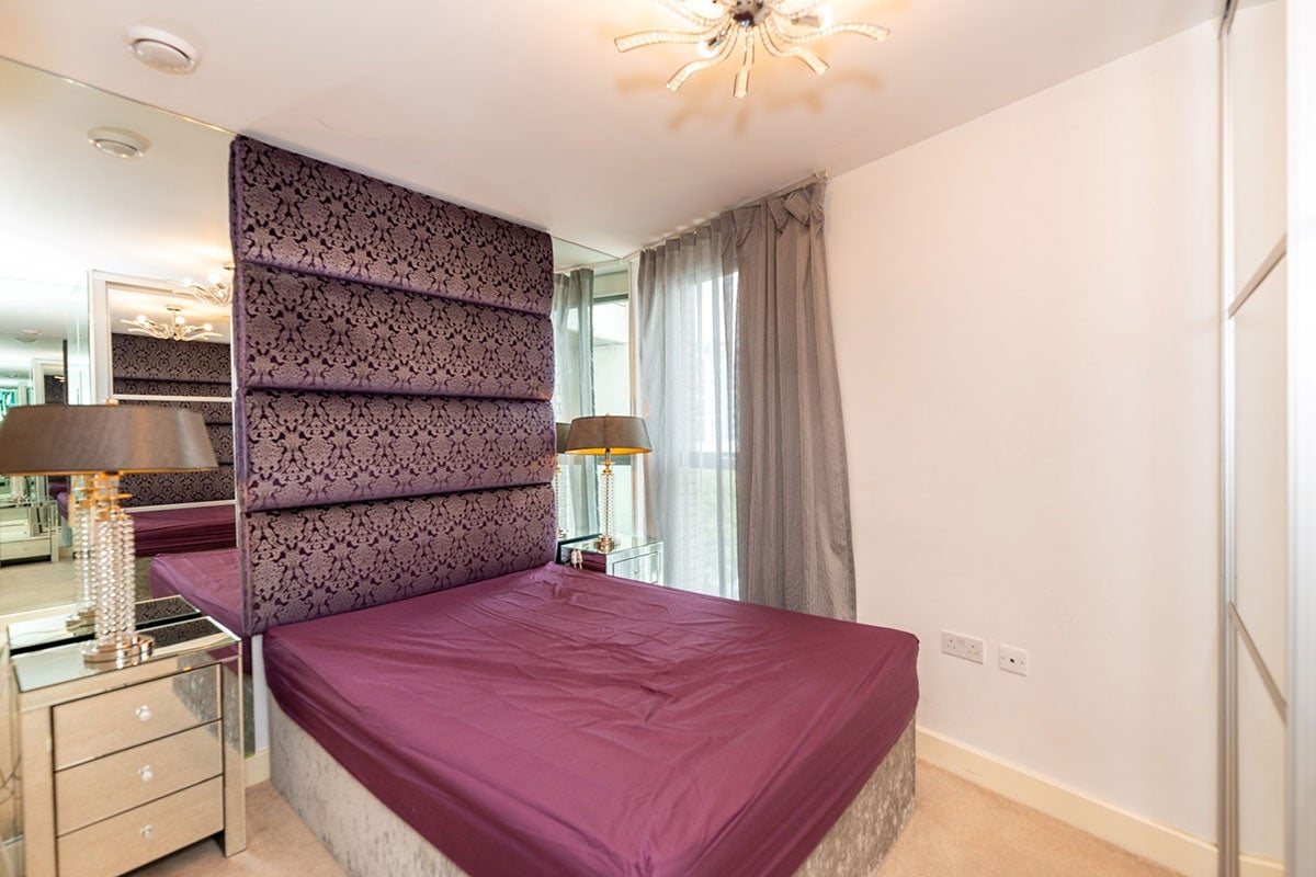 Flat Cornmill Lane in Greater London