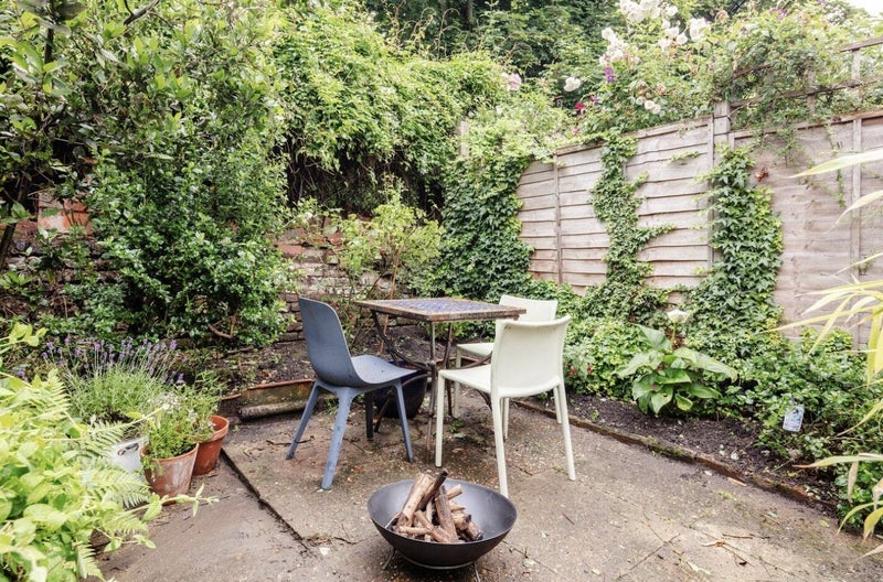 Room Bushberry Road in Greater London