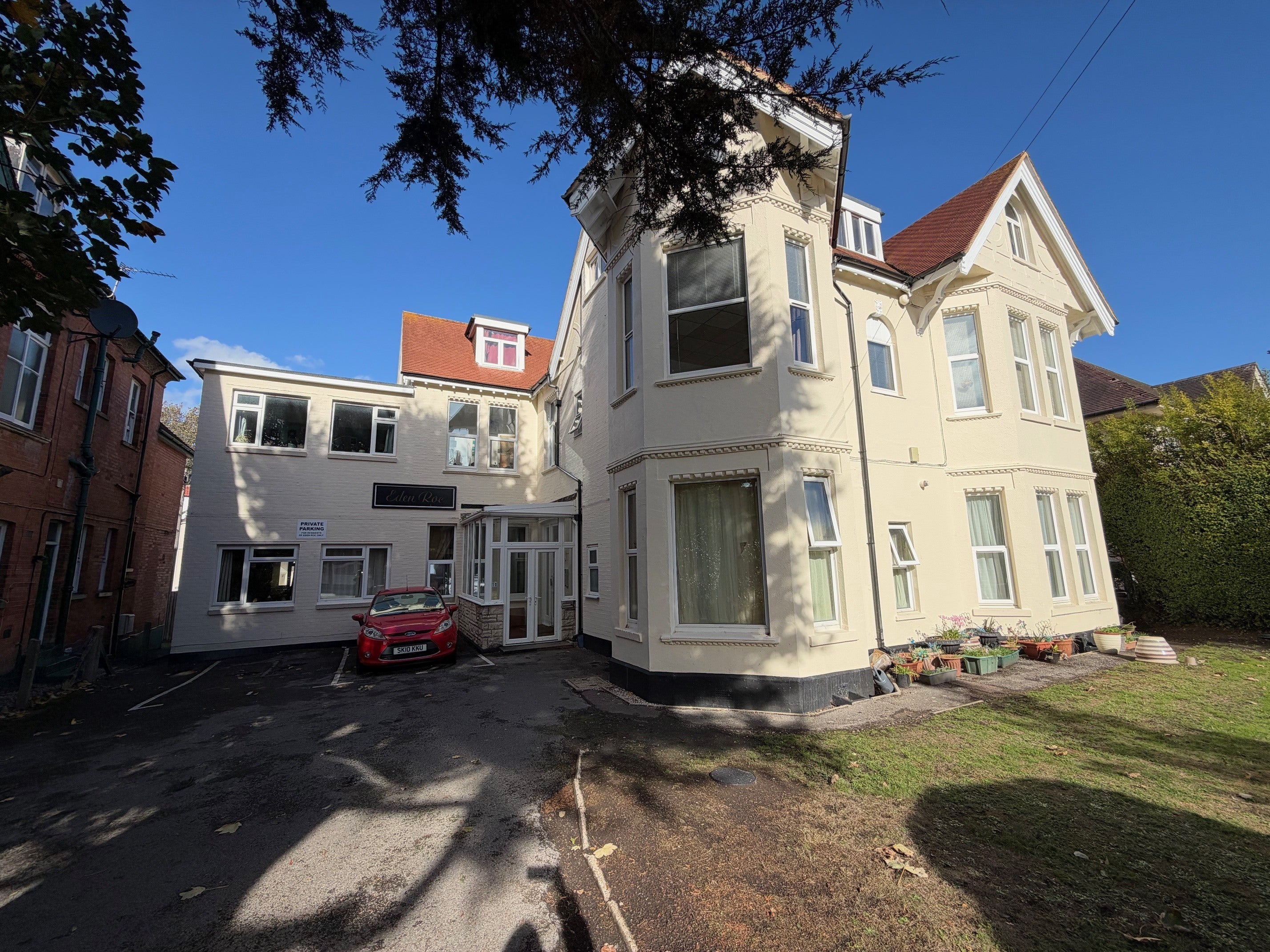 Flat Percy Road in Bournemouth
