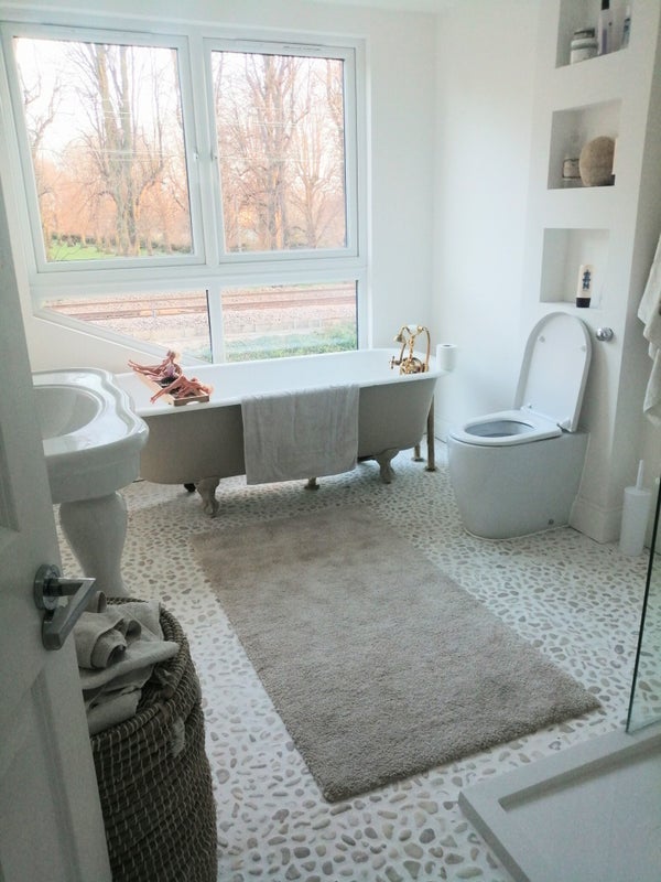 Room Salop Road in Greater London