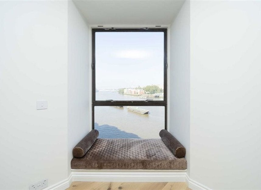 Flat Nine Elms Lane in Greater London