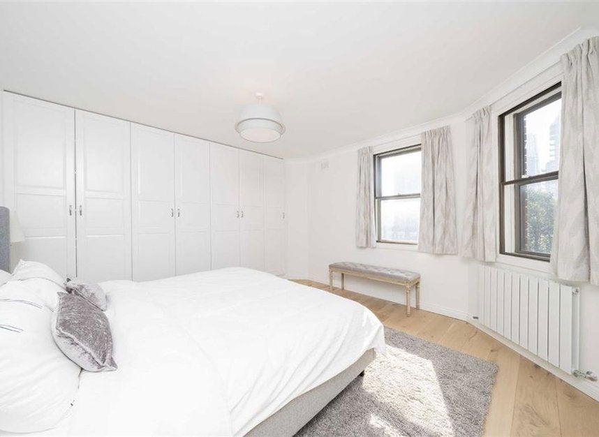 Flat Nine Elms Lane in Greater London