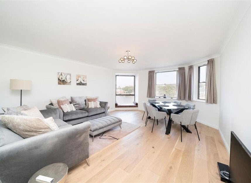 Flat Nine Elms Lane in Greater London
