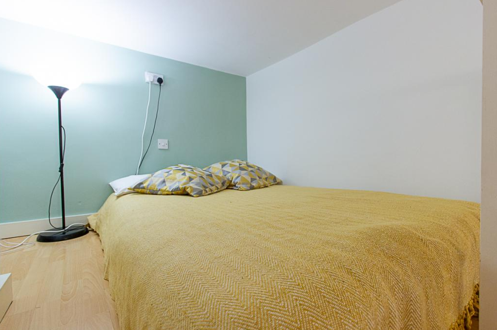 Flat Penywern Road in Greater London