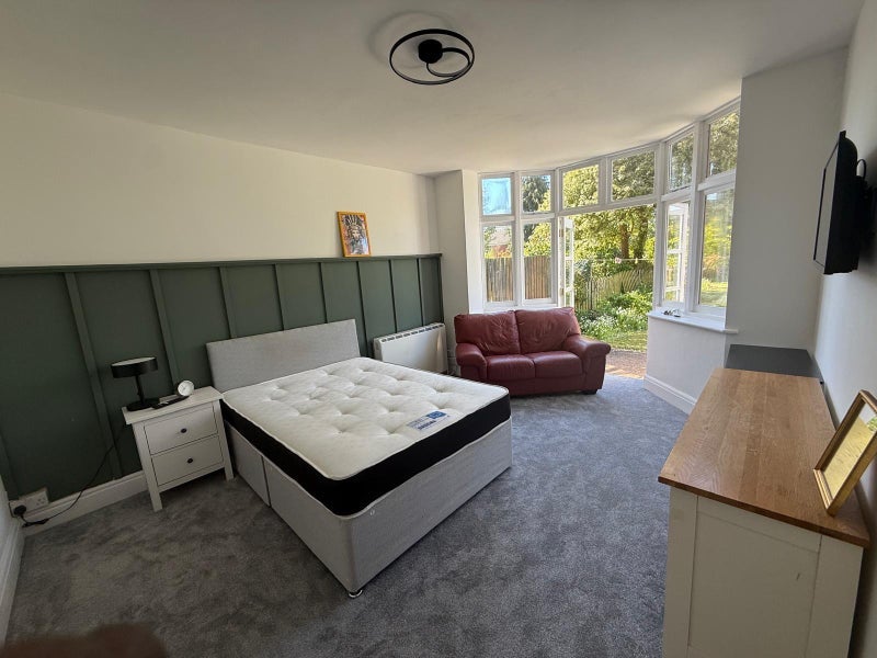 Room Balsall Heath Road in Birmingham