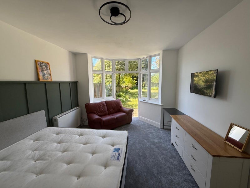Room Balsall Heath Road in Birmingham