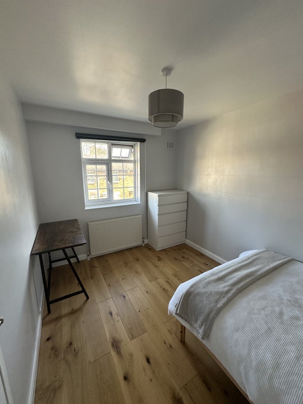 Room West Gardens in Greater London