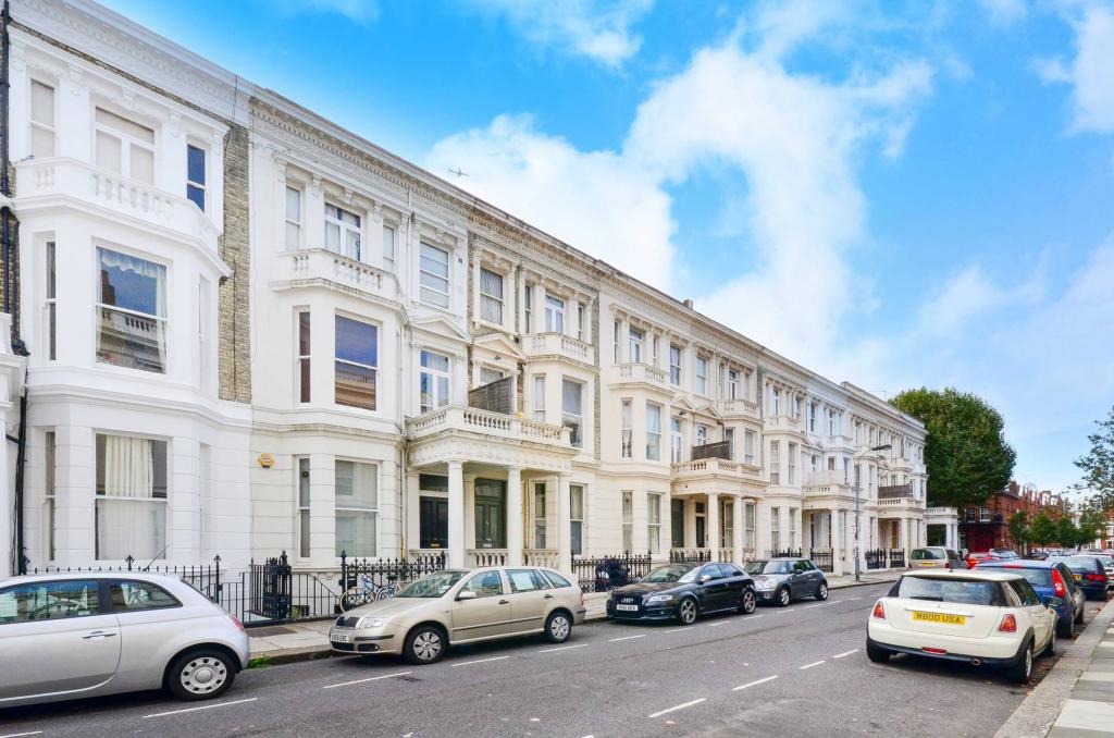 Flat Fairholme Road in Greater London