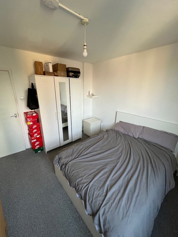 Room Dunsterville Way in Greater London