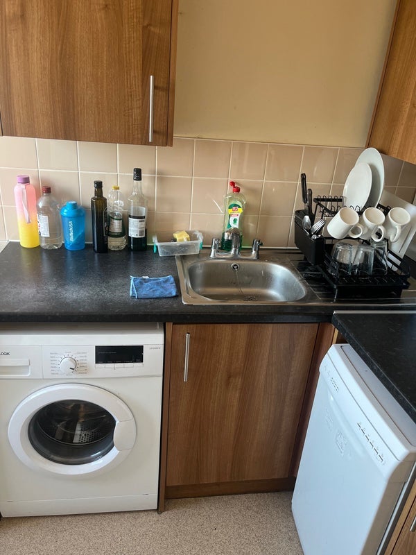 Room Dunsterville Way in Greater London