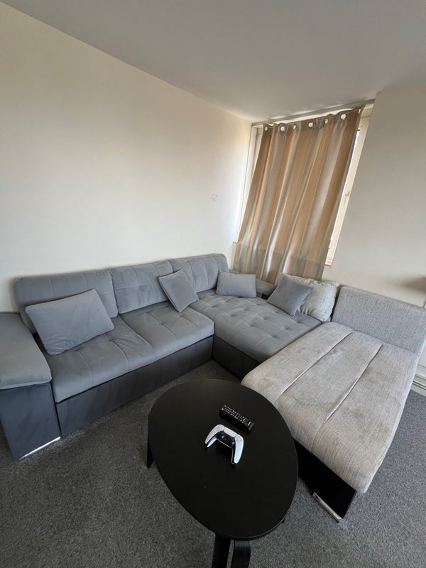Room Dunsterville Way in Greater London