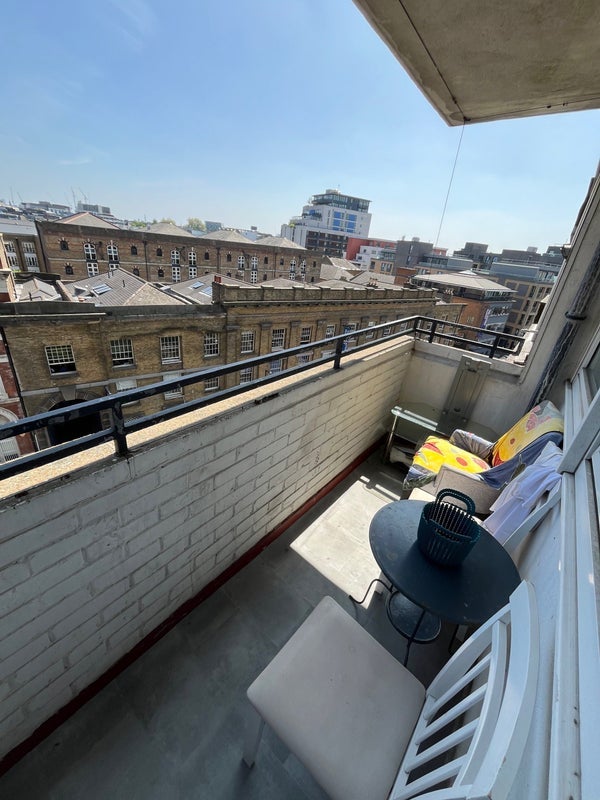 Room Dunsterville Way in Greater London