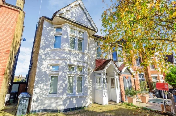 Flat Craven Road in Greater London