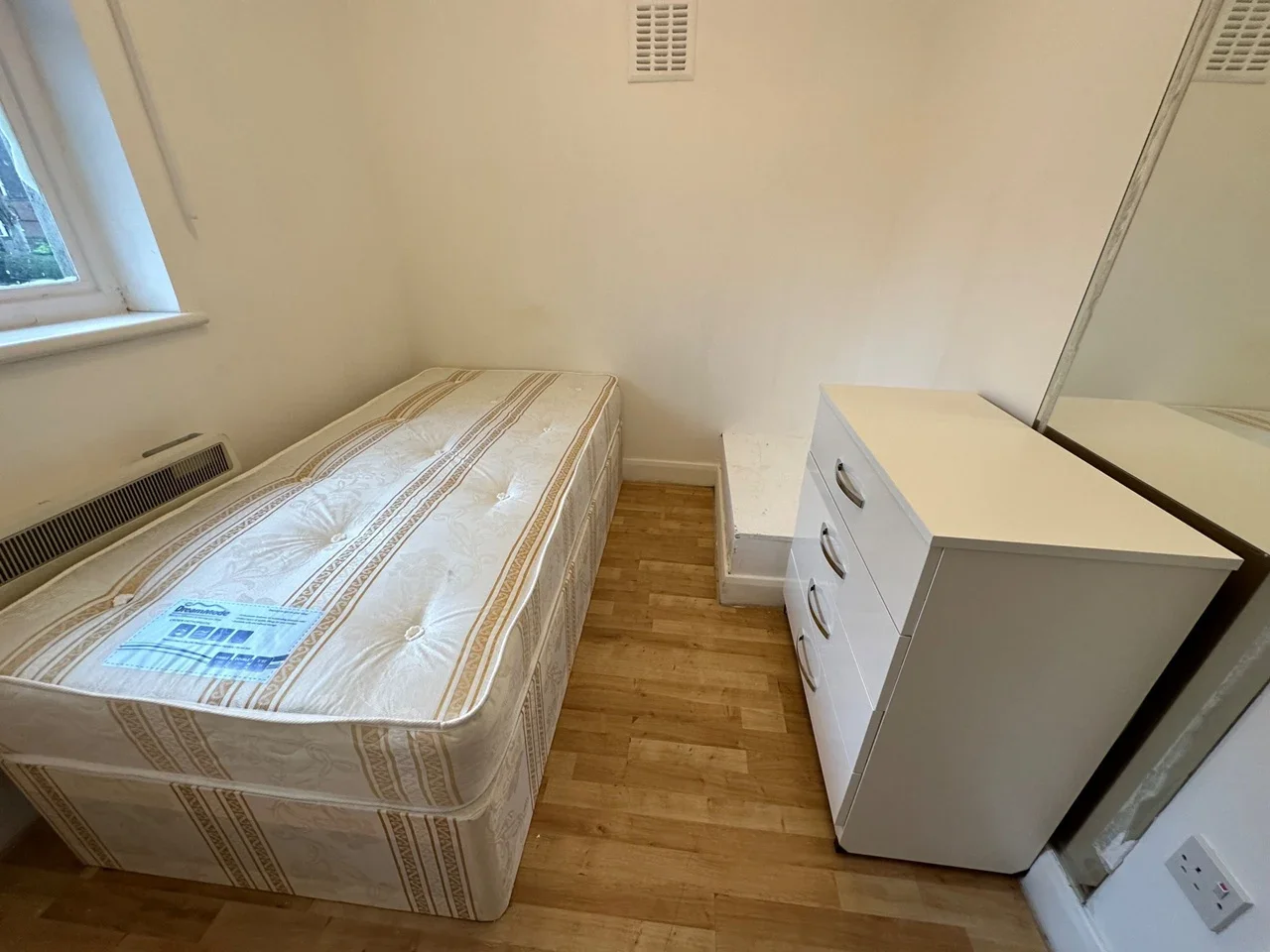 Room High Road in Greater London