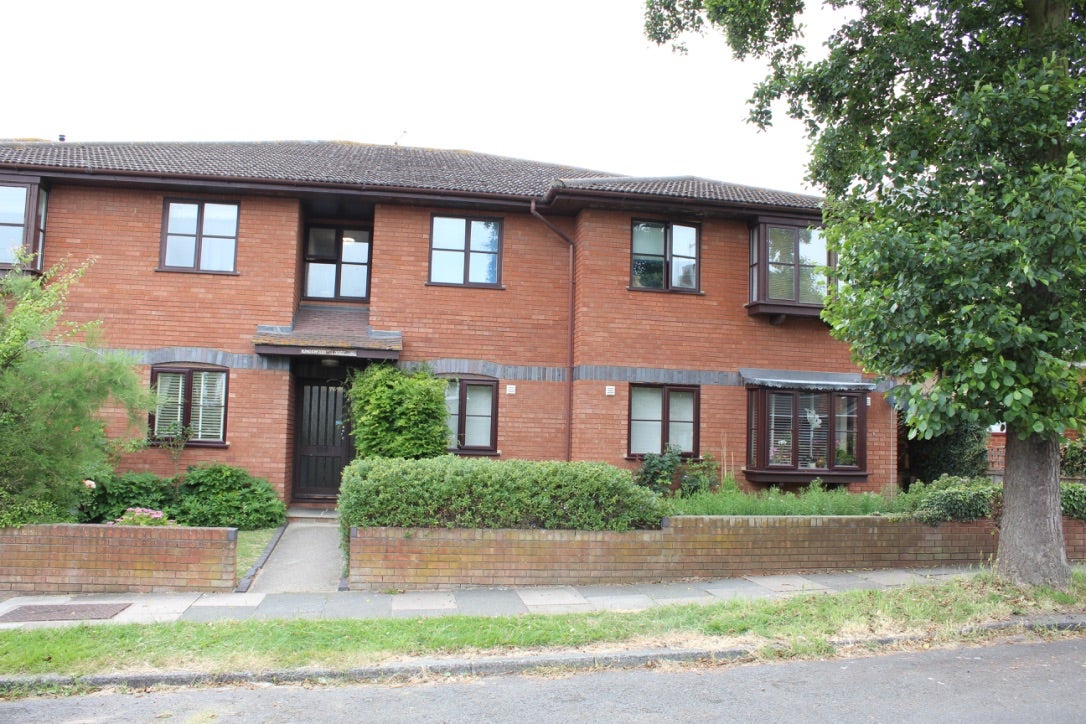 Flat Blenheim Chase in Southend-on-Sea