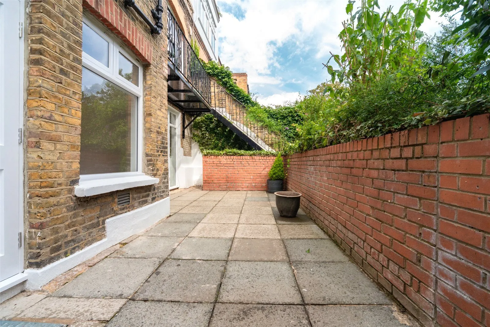 Flat Broadhurst Gardens in Greater London