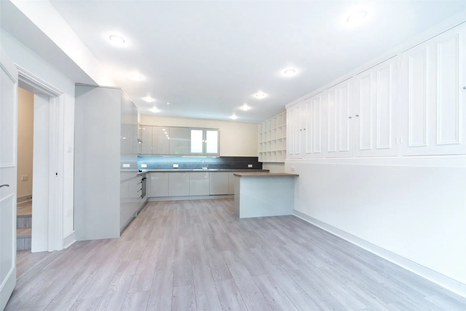 Flat Broadhurst Gardens in Greater London