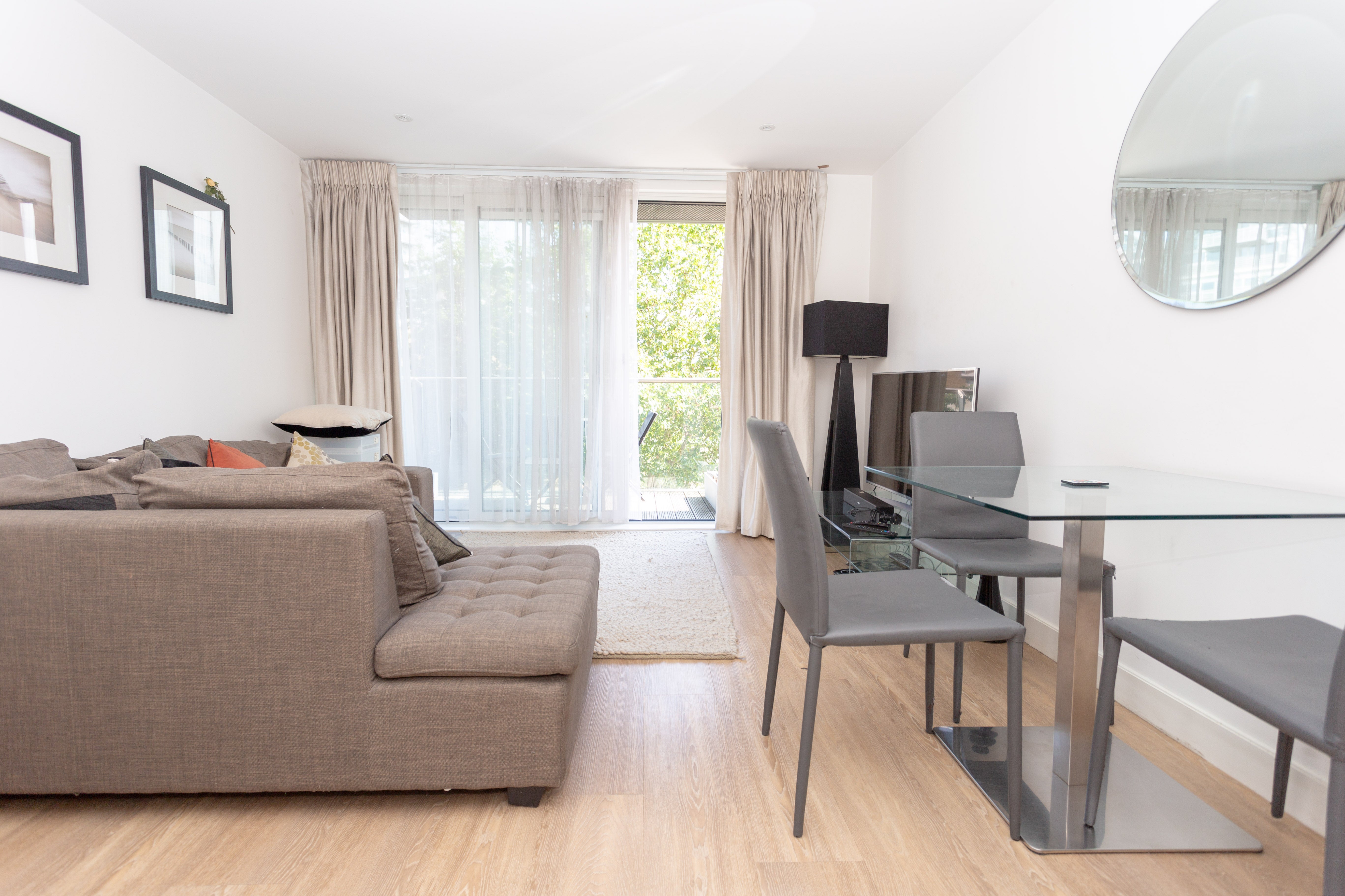 Flat Iceland Place in Greater London