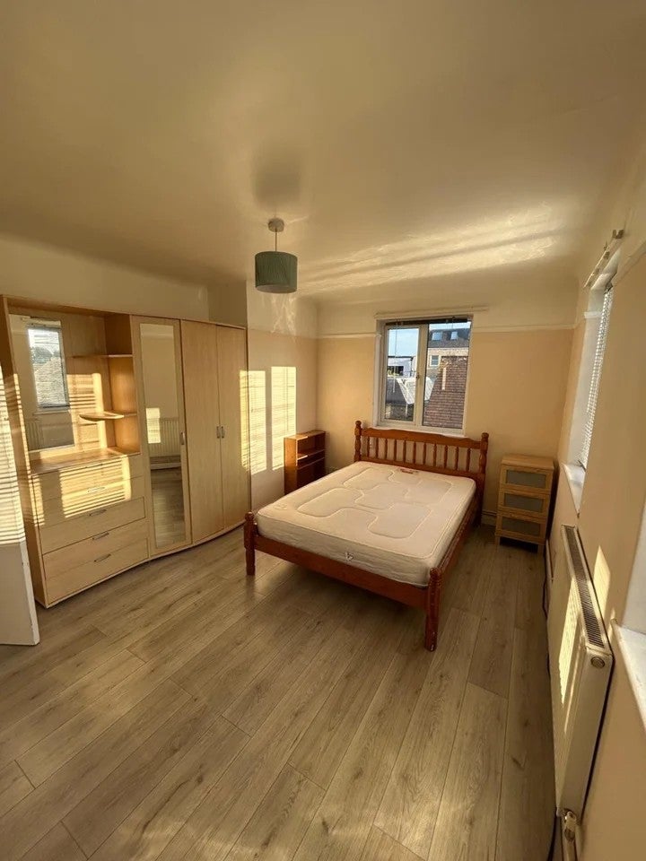 Flat Montague Road in Greater London