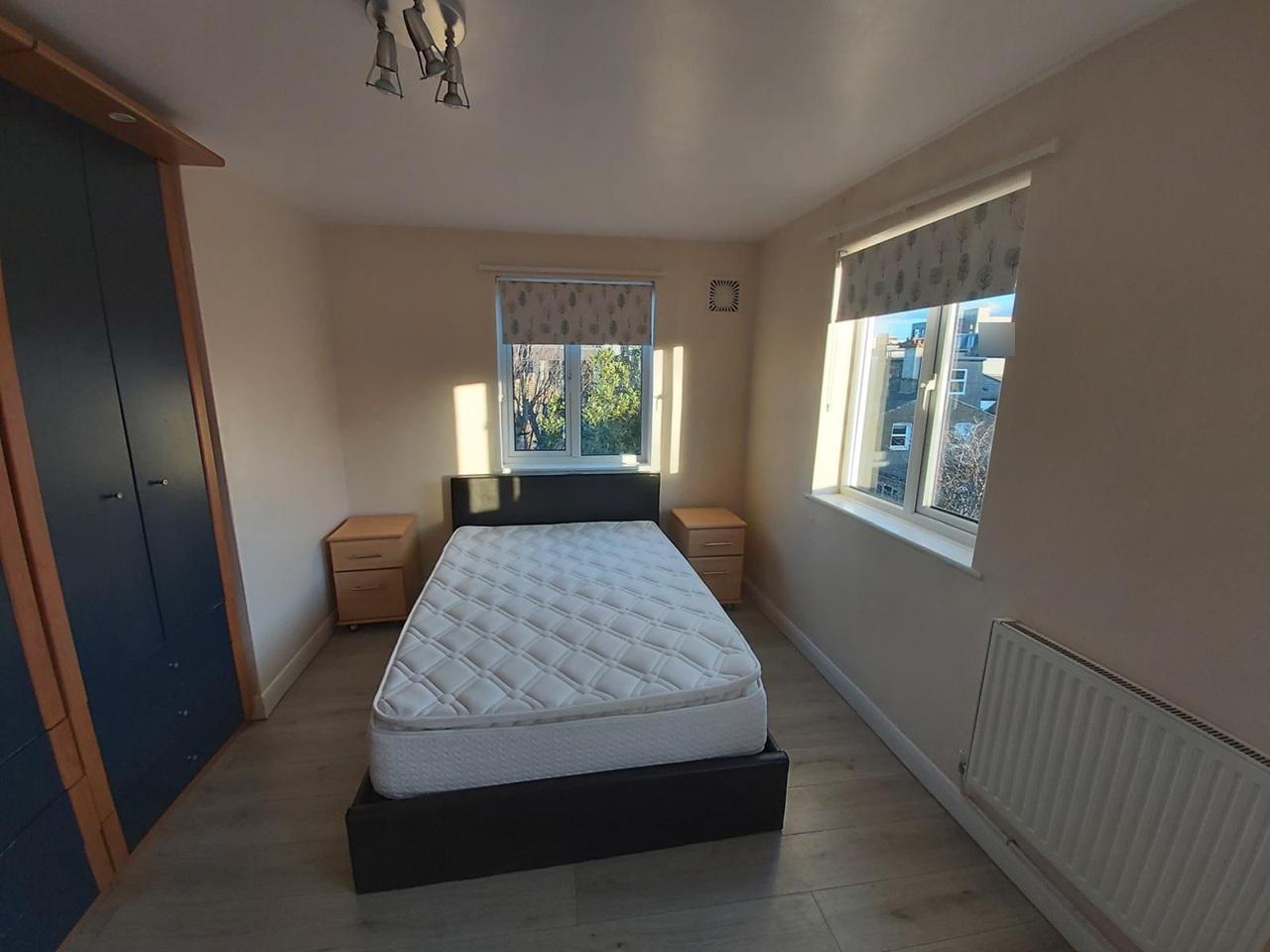 Flat Montague Road in Greater London