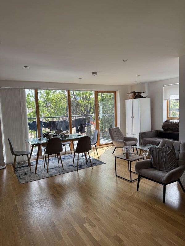 Room Wellington Street in Greater London