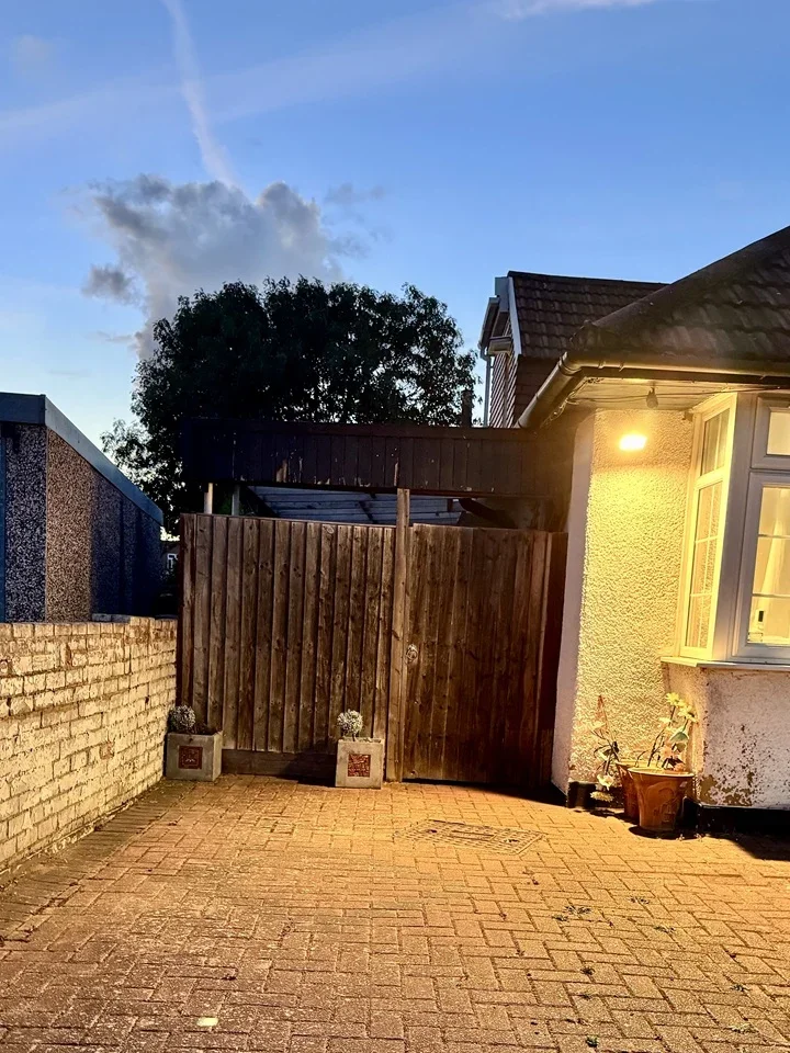 Flat Bath Road in Greater London