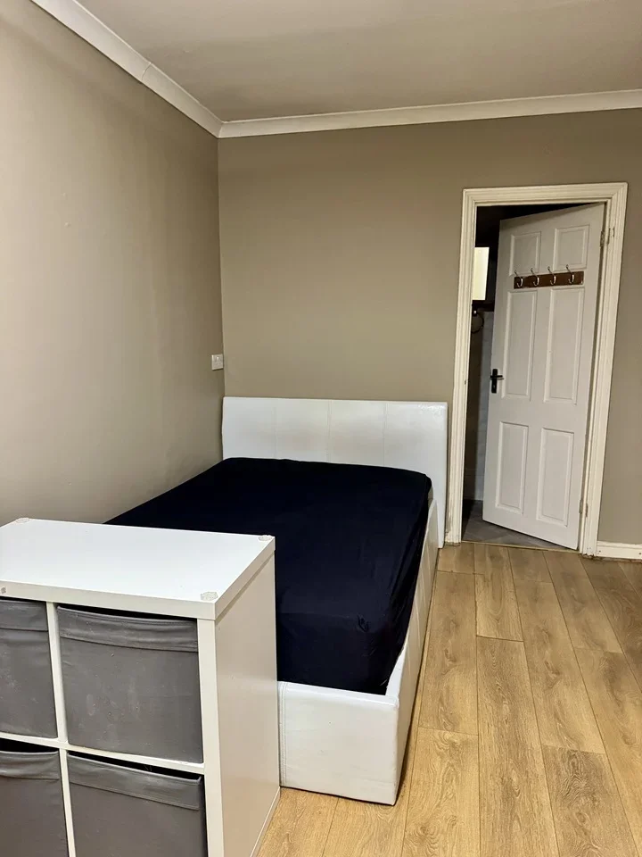 Flat Bath Road in Greater London