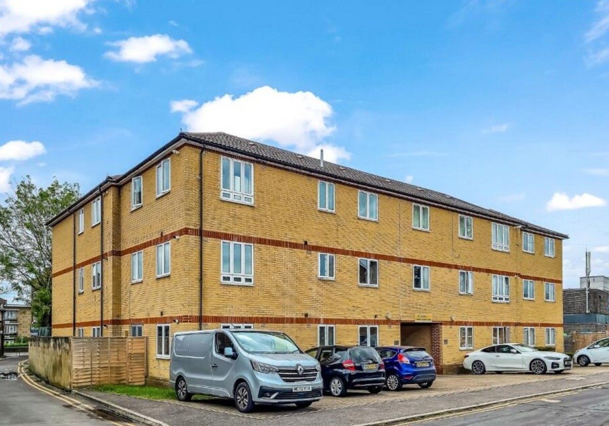 Flat Hobbs Close in Cheshunt