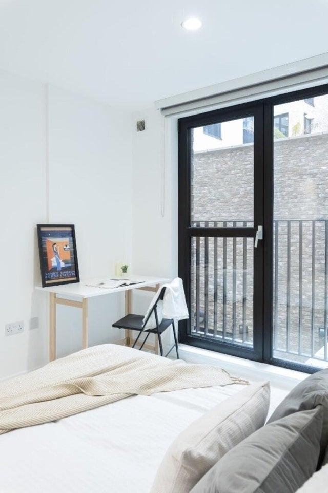 Flat Commercial Road in Greater London