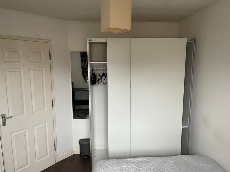 Room Wheat Sheaf Close in Greater London