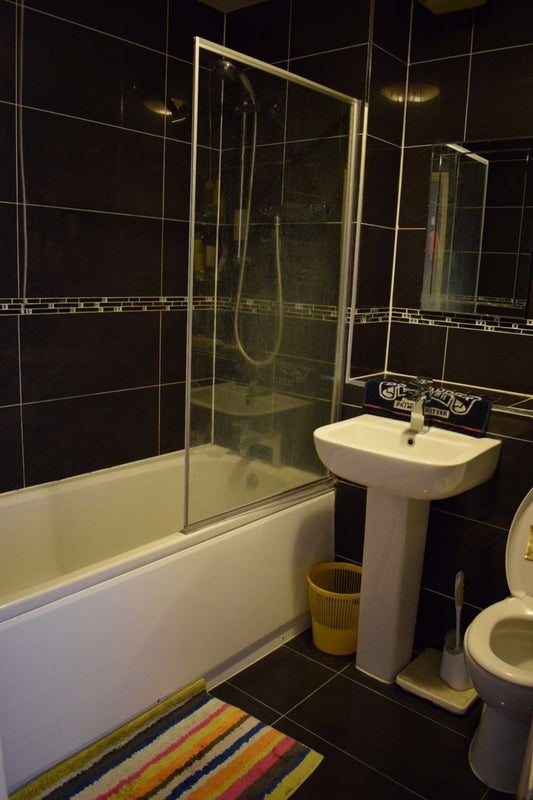 Room Wheat Sheaf Close in Greater London