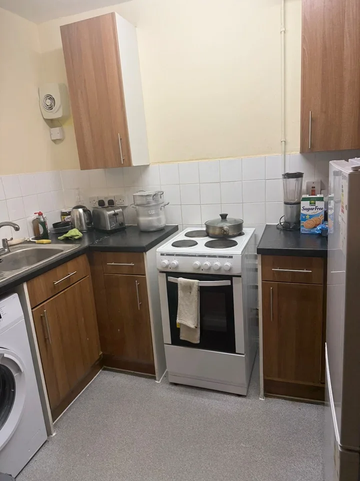 Room Sumner Road in Greater London