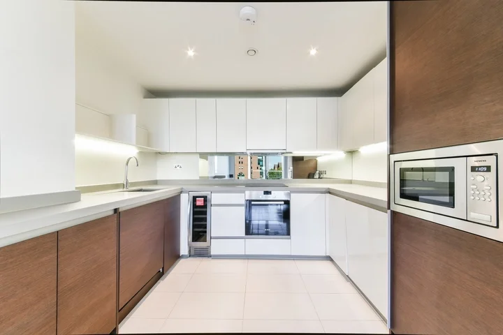 Flat Pepper Street in Greater London