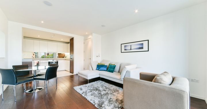 Flat Pepper Street in Greater London