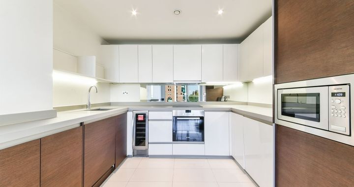 Flat Pepper Street in Greater London