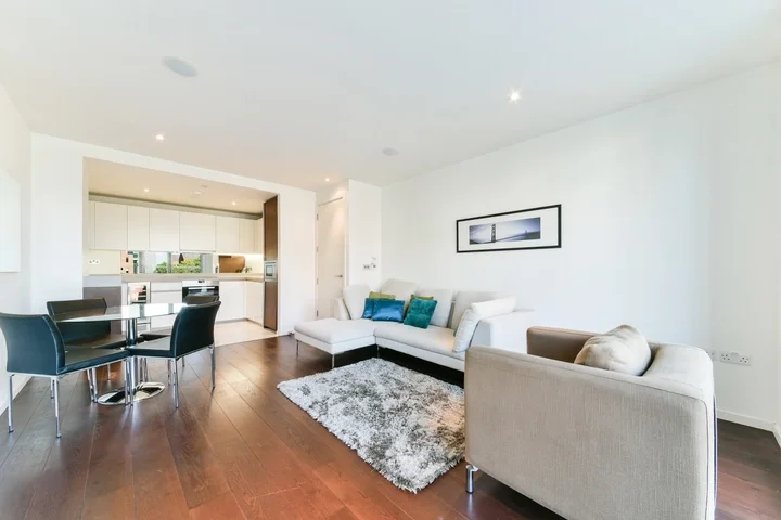 Flat Pepper Street in Greater London