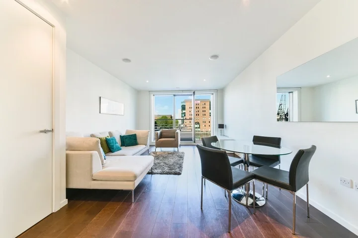 Flat Pepper Street in Greater London