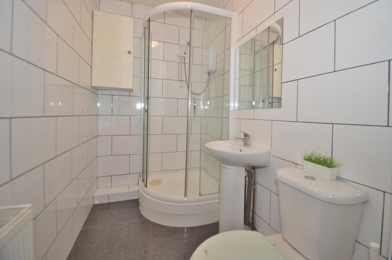 Flat Bath Road in Greater London