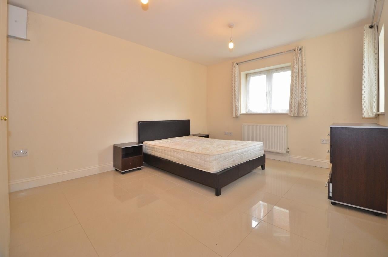 Flat Bath Road in Greater London