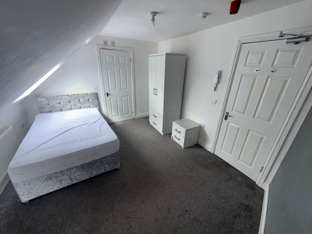 Room Cave Street in Hull